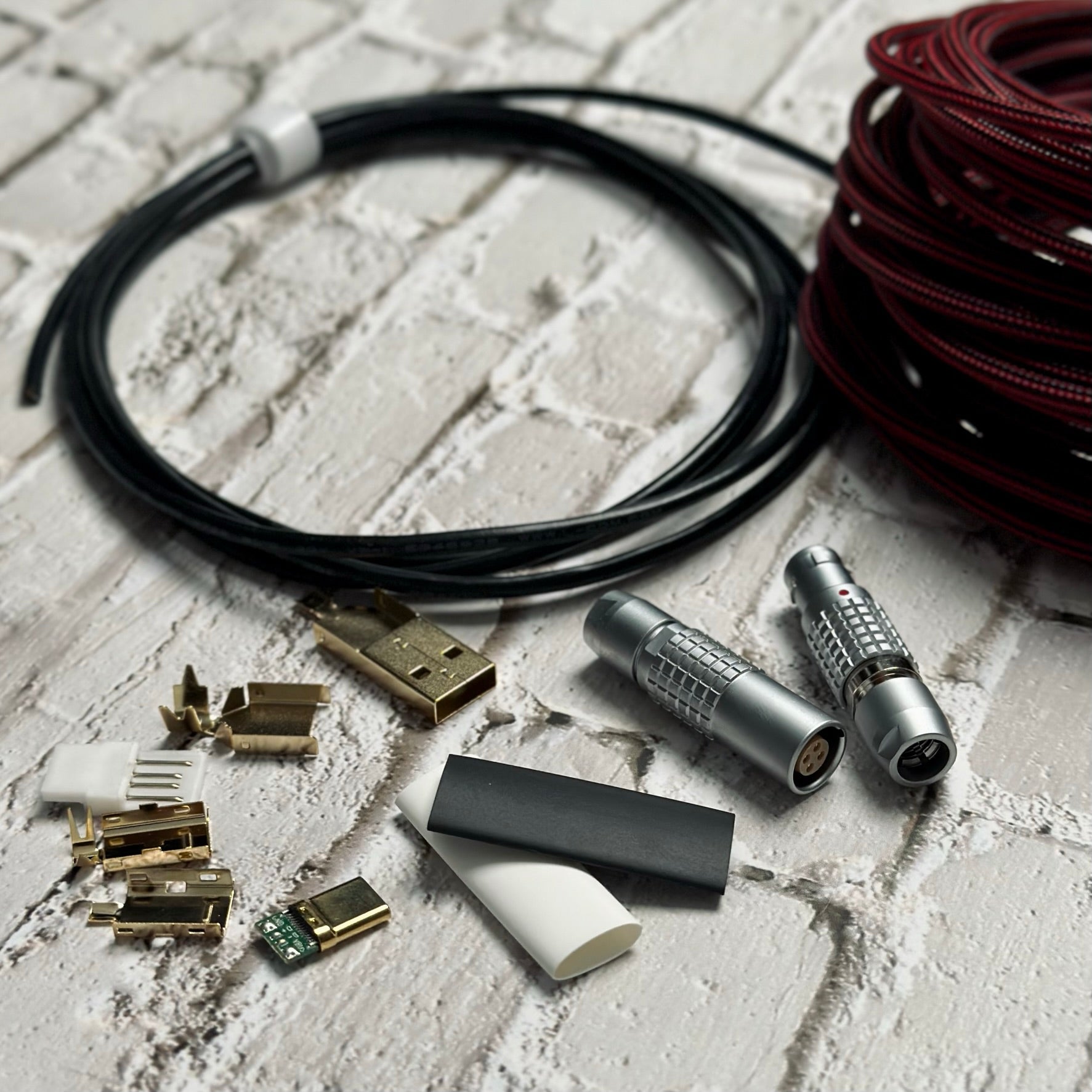 DIY kit for mechanical keyboard cable. Detachable LEMO connector, USB rev 2.0 cable, Teleios sleeving, USB A gold plated connector with PCB, USB C gold plated connector with PCB, and two pieces of heat shrink